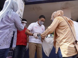 Sandiaga cs Bagi-bagi Beras ke Masyarakat Terdampak Corona