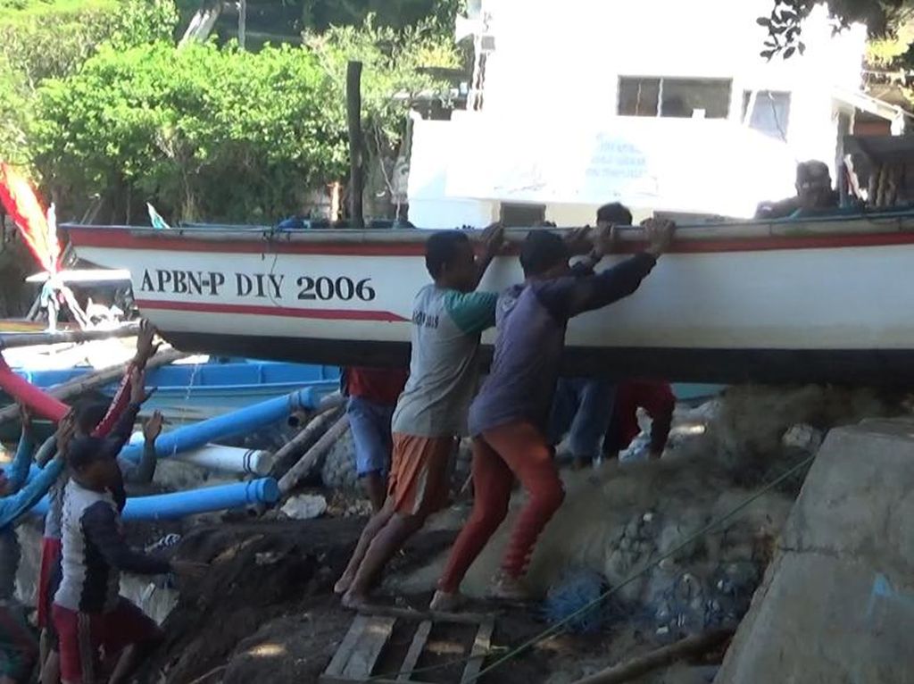 Prakiraan Ombak Tinggi, Puluhan Kapal Nelayan Pantai Baron Dievakuasi Prakiraan Ombak Tinggi, Puluhan Kapal Nelayan Pantai Baron Dievakuasi