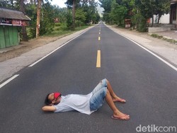 Lebaran Sepi Gegara Corona di Ponorogo, Warga Makan Hingga Tiduran di Jalan