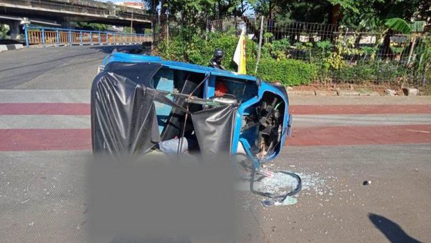 Bajaj dalam kondisi rusak parah usai mengalami kecelakaan dengan bus Transjakarta. (