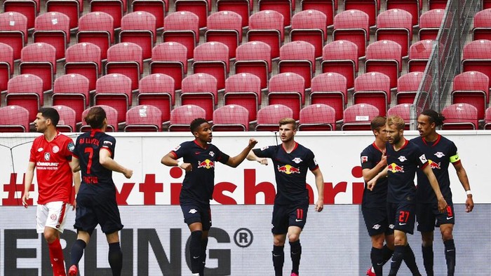 Leipzigs Timo Werner,center, celebrates after scoring the first goal with teammates during a German Bundesliga soccer match between FSV Mainz 05 and RB Leipzig in Mainz, Germany, Sunday, May 24, 2020.  (Kai Pfaffenbach/pool via AP)