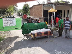 Hiii ... Keranda dan Pocong Ini Jadi Portal Jalan Dusun di Kediri