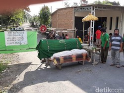 Hiii ... Keranda dan Pocong Ini Jadi Portal Jalan Dusun di Kediri