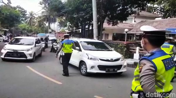 Polisi Putar Balik Wisatawan yang Nekat ke Palabuhanratu