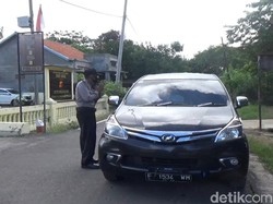 Petugas Cegat Ratusan Wisatwan yang Hendak ke Pantai Cianjur