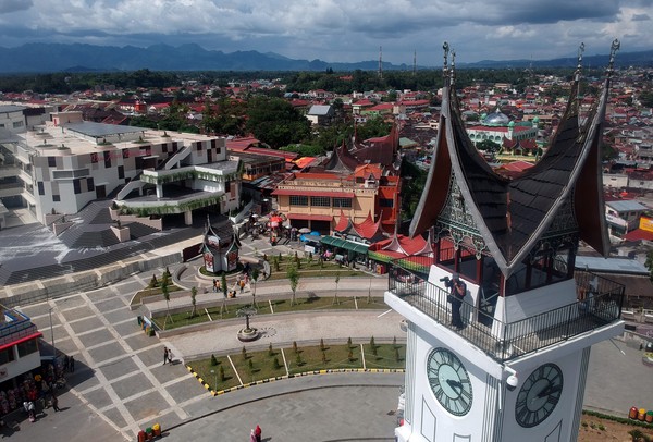 Sejumlah pengunjung menikmati kawasan Jam Gadang di Bukittinggi, Sumatera Barat, Senin (25/5/2020). Meskipun masih dalam masa PSBB hingga 29 Mei 2020, objek wisata aikonik di Sumbar itu masih dikunjungi pengunjung. ANTARA FOTO/Iggoy el Fitra/hp.