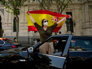 Status Darurat COVID-19 Dicabut, Warga Spanyol Berpesta Tanpa Masker