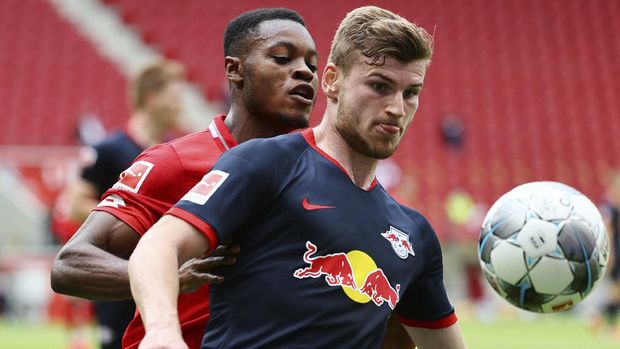 Timo Werner, right, of Leipzig in action against messenger Baku of Mainz during a German Bundesliga soccer match between FSV Mainz 05 and RB Leipzig in Mainz, Germany, Sunday, May 24, 2020.  (Kai Pfaffenbach/pool via AP)