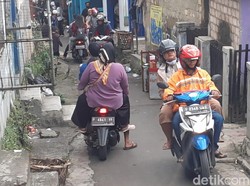 Disekat Petugas, Pemotor Malah Lewat Jalur Tikus Demi Ke Palabuhanratu