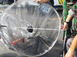 Detik-detik Balon Udara Raksasa Jatuh di Bandara Semarang