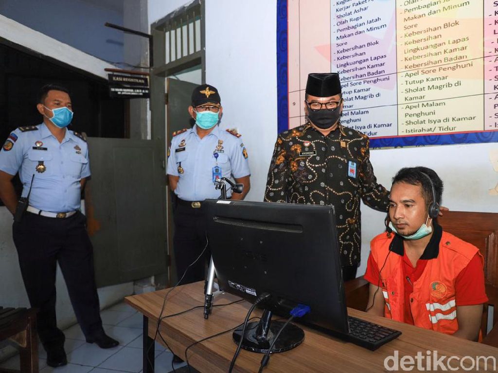 Saat Napi Lapas Surabaya Berlebaran dengan Keluarga Lewat Video Call