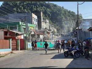 Pria Mabuk di Papua Tewas Hindari Water Cannon, Warga Protes Palang Jalan