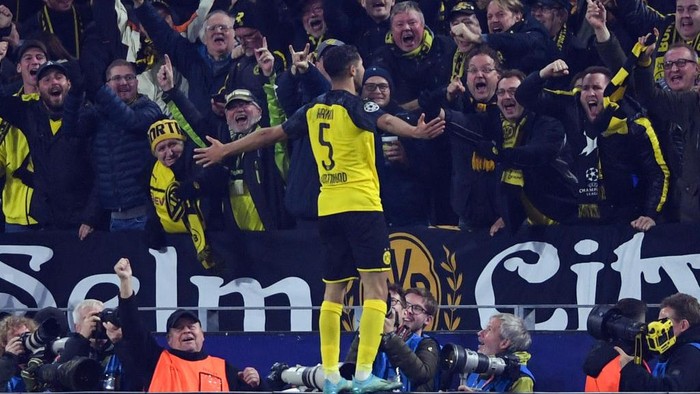 DORTMUND, GERMANY - NOVEMBER 05: Achraf Hakimi of Dortmund celebrates his teams third goal during the UEFA Champions League group F match between Borussia Dortmund and Inter at Signal Iduna Park on November 05, 2019 in Dortmund, Germany. (Photo by Alex Grimm/Getty Images)
