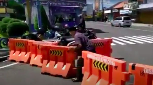Penjahit bongkar barikade di Wonosobo