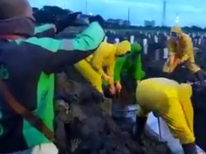 Viral Video Driver Ojol Mendekat Saat Rekannya Dimakamkan Sesuai Protap Corona