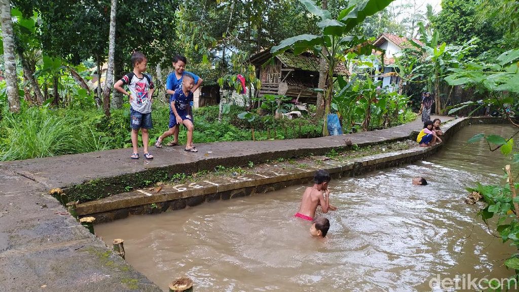 Foto Anak-anak di Ciamis Isi Libur Lebaran di Saluran Irigasi