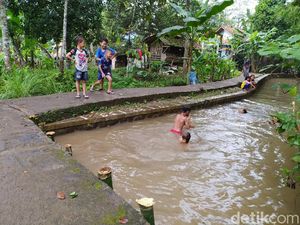 Foto Anak-anak di Ciamis Isi Libur Lebaran di Saluran Irigasi