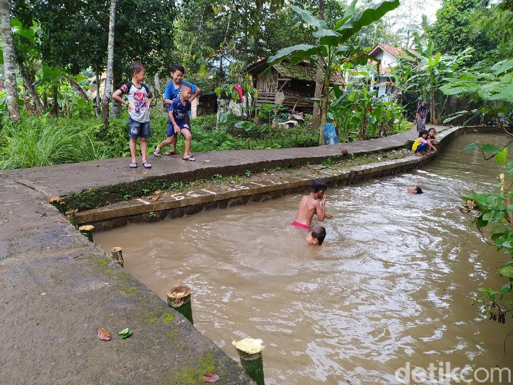 Foto Anak-anak di Ciamis Isi Libur Lebaran di Saluran Irigasi Foto Anak-anak di Ciamis Isi Libur Lebaran di Saluran Irigasi