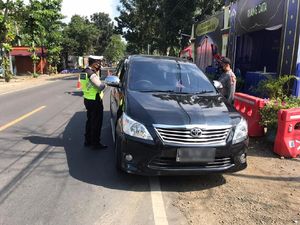 6 Jam, Petugas Gabungan Memutar Balik 16 Kendaraan di Pantura Bojonegoro