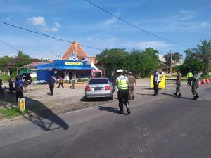 Arus Balik Via Pantura Tuban, Polisi Sekat Kendaraan Pelat Luar Jatim