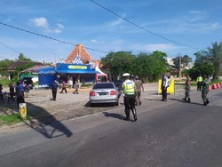 Arus Balik Via Pantura Tuban, Polisi Sekat Kendaraan Pelat Luar Jatim