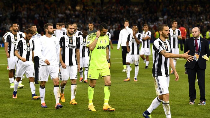 691958202 CARDIFF, WALES - JUNE 03: Gianluigi Buffon of Juventus and his Juventus team mates are dejected after the UEFA Champions League Final between Juventus and Real Madrid at National Stadium of Wales on June 3, 2017 in Cardiff, Wales. (Photo by David Ramos/Getty Images)