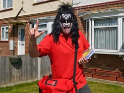 Paket! Tukang Pos Ini Dandan Ala Gene Simmons KISS