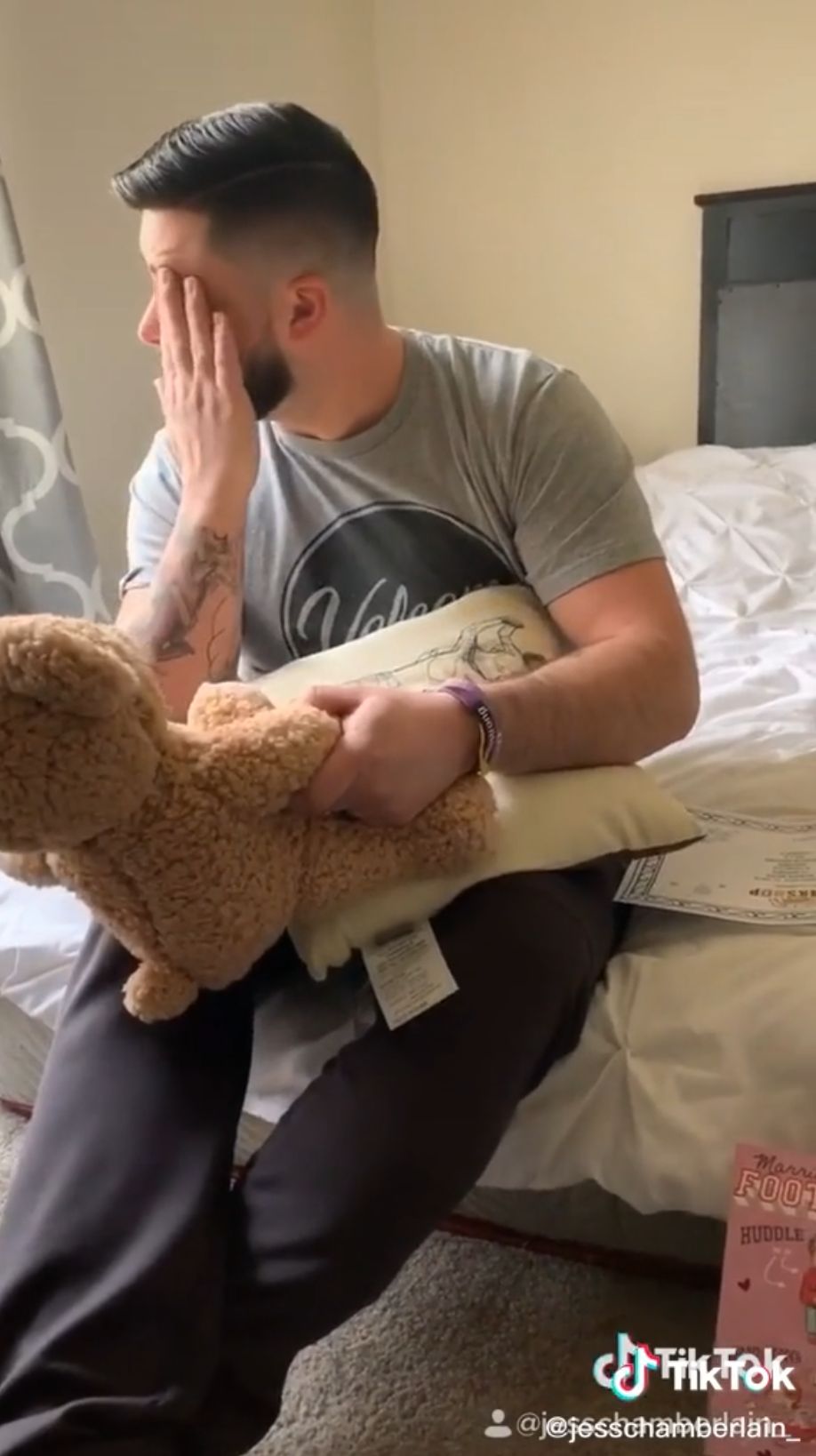 Billy terharu mendapat hadiah boneka beruang spesial