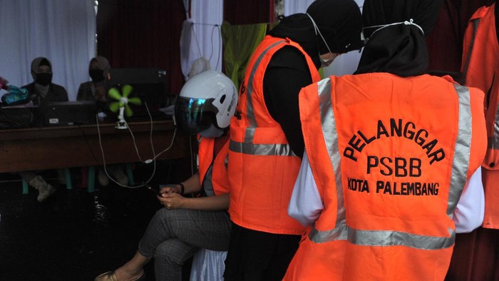 Ada sanksi yang menunggu bagi para pelanggar PSBB di Palembang. Sanksi yang dikenakan pun beragam mulai dari bayar denda hingga melakukan pelayanan sosial.