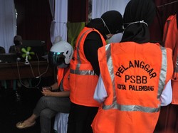 Viral Perempuan Pelanggar PSBB Ngaku Jijik Saat Sapu Jalan, Ini Ceritanya