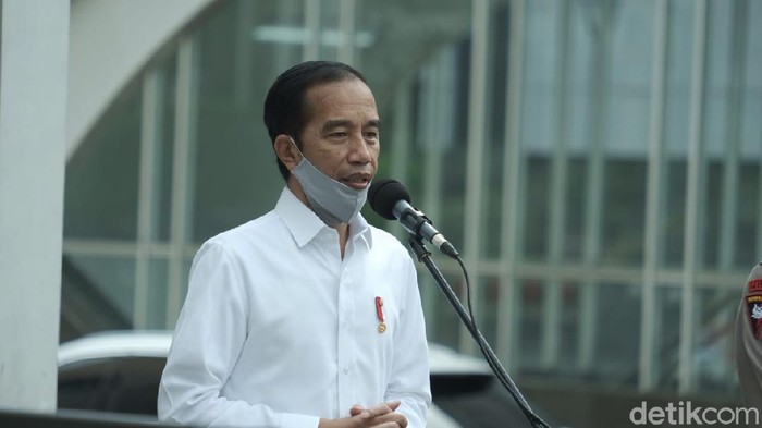 Presiden Jokowi, Panglima TNI, dan Gubernur DKI Anies Baswedan meninjau persiapan kesiapan New Normal di Stasiun MRT