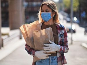 5 Penyebab Bau Mulut saat Menggunakan Masker 5 Penyebab Bau Mulut saat Menggunakan Masker