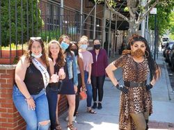 Robot hingga Waria Jadi Pengantar Makanan Saat Pandemi COVID-19