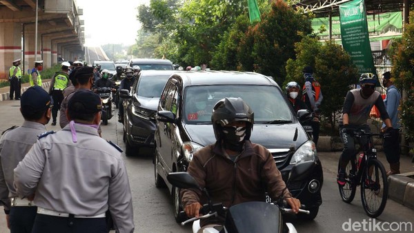 Mulai hari ini beberapa perusahaan sudah mulai aktif bekerja. Hal ini membuat petugas memperketat check point PSBB Kalimalang, Jakarta Timur.