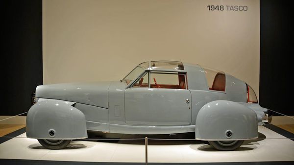 Mobil Klasik Ini Punya Desain Pesawat Tempur