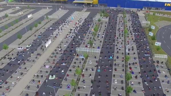 Foto: Saat Muslim Jerman Salat Idul Fitri di Parkiran Ikea