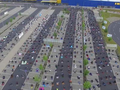 Foto: Saat Muslim Jerman Salat Idul Fitri di Parkiran Ikea