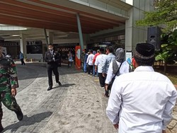 Warga Antre Masuk Mal Summarecon Bekasi yang Mau Disambangi Jokowi