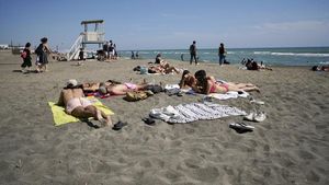 Potret Asyiknya Turis Eropa Bisa Liburan ke Pantai