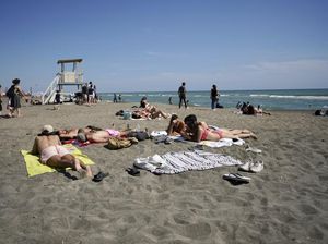 Potret Asyiknya Turis Eropa Bisa Liburan ke Pantai Potret Asyiknya Turis Eropa Bisa Liburan ke Pantai