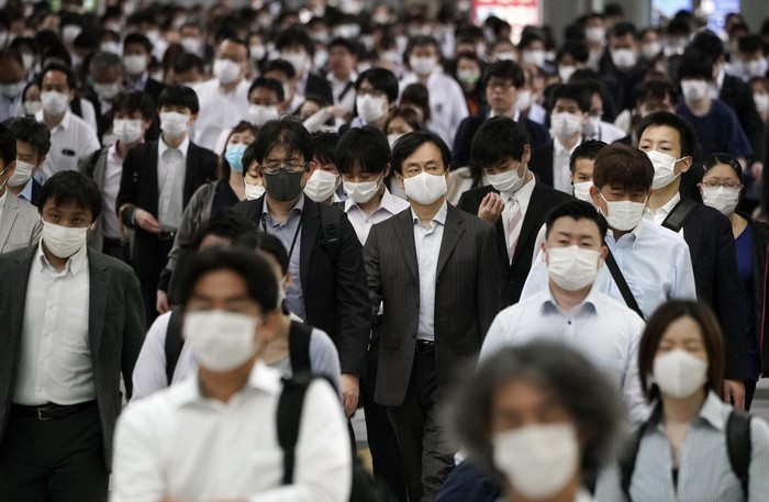 Lorong stasiun kereta di Jepang penuh, mereka hidup dalam fase new normal