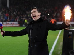 Lengah Dikit, Gary Neville Audisi Jadi Bassis Band