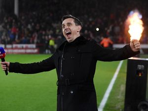 Lengah Dikit, Gary Neville Audisi Jadi Bassis Band Lengah Dikit, Gary Neville Audisi Jadi Bassis Band
