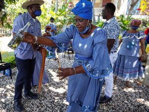Pemimpin Voodoo Haiti Ramu Obat Rahasia untuk Virus Corona Pemimpin Voodoo Haiti Ramu Obat Rahasia untuk Virus Corona