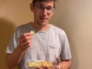 Bule Spanyol Ini Tunjukkan Cara Goreng Kerupuk Tanpa Minyak Bule Spanyol Ini Tunjukkan Cara Goreng Kerupuk Tanpa Minyak