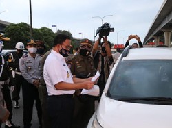 Anies Datangi Check Point di Tol Japek, Pastikan Aturan Pembatasan Masuk Jakarta