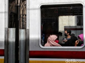 Jokowi Longgarkan Penggunaan Masker, KRL Masih Wajibkan Penumpang Pakai