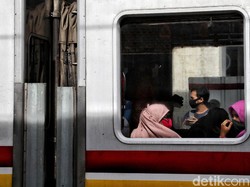Jokowi Longgarkan Penggunaan Masker, KRL Masih Wajibkan Penumpang Pakai