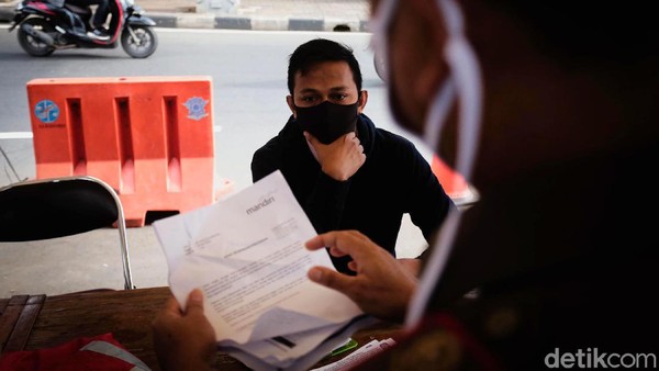 Ditlantas Polda Metro Jaya perketat pemeriksaan SIKM Jakarta bagi pemudik yang hendak kembali ke Ibu Kota. Pemeriksaan itu salah satunya dilakukan di perbatasan