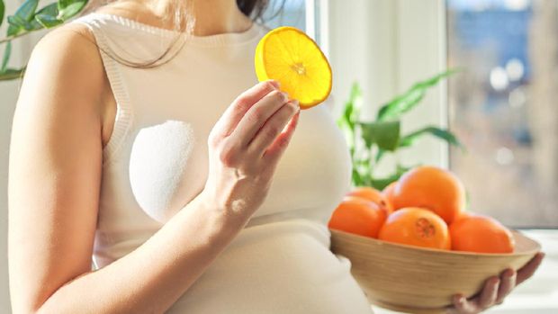 Ilustrasi wanita hamil makan jeruk atau buah